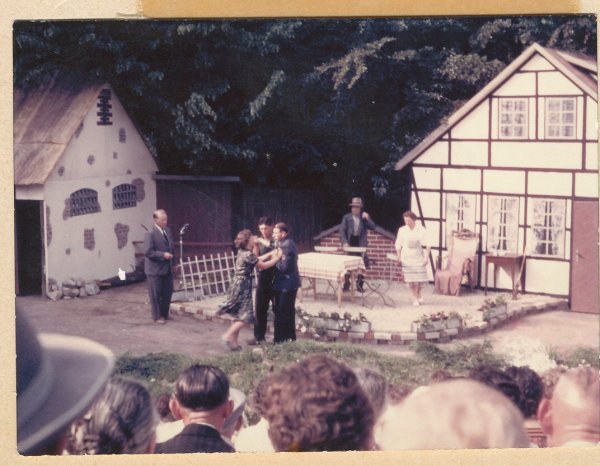 1960 führt die Freilichtbühne die Komödie "Das Hörrohr" auf. - © Bildrechte: Freilichtbühne Bellenberg