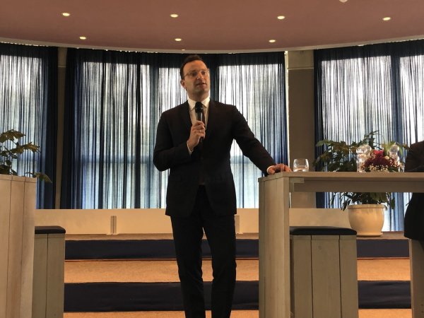Gesundheitsminister Jens Spahn spricht im Kurhaus vor etwa 120 Besuchern, die weit auseinander sitzen. - © Sven Kienscherf