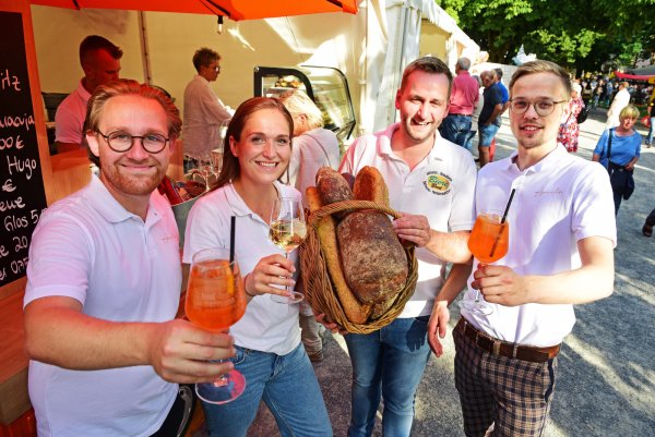 Jannik Klüber (von links), Denise Spintzyk, Nicolas Biere und Tim Glade erwarten die Besucher mit Aperol Spritz und Broten. - © Nicole Ellerbrake