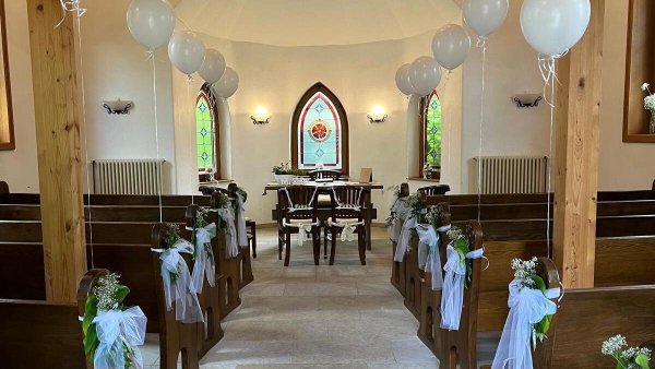 Die Dorfkapelle in Liebhart's Fachwerkdorf ist für eine Trauung vorbereitet. - © Stadt Detmold