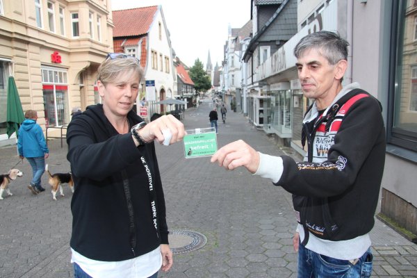 Kirsten Philipps und Thomas Reinhardt brauchen und sollen aus gesundheitlichen Gründen keine Maske tragen. Doch das will kaum jemand verstehen.  - © Cordula Gröne