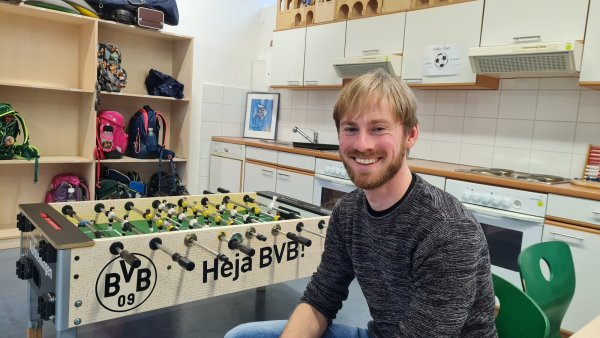 Seit November ist Robert Wiedemann Schulsozialarbeiter an den beiden Grundschulen und den Offenen Ganztags-Grundschulen in Schieder-Schwalenberg. Er ist, sagt er selbst, mehr der sportliche Typ. - © Marianne Schwarzer
