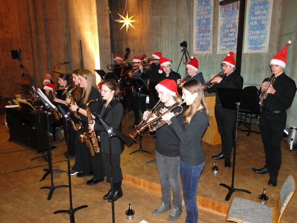 Der Chor II präsentiert traditionelle Weihnachtsmusik in einem eleganten schwarzen Outfit. Annette Schmidt-Höngen führt den Chor am Klavier sicher durch die Partitur. (Foto: Hajo Gärtner)
Die Big Band des Stadtgymnasiums inszeniert Weihnachtssongs mit einem jazzigen Akzent. Das sorgt für fröhliche Stimmung und gute Laune. (Foto: Hajo Gärtner) - © Hajo Gärtner