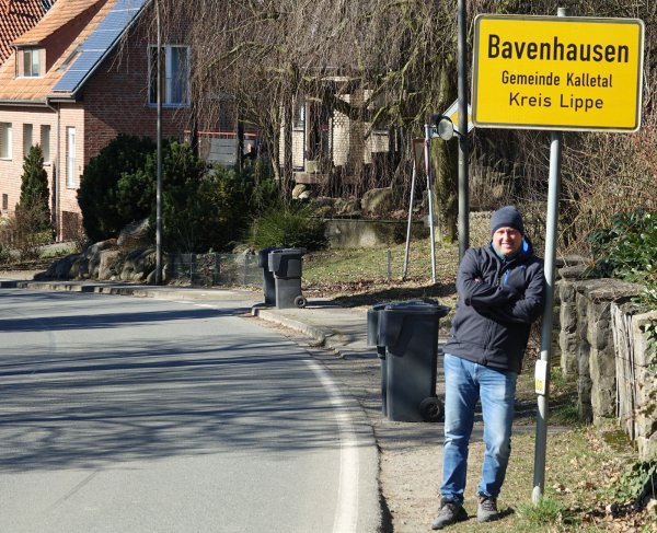 In 99 von 100 Fällen wird die Windmühle abgebildet, diesmal nicht: Mario Schleef vom Heimatverein am Orsteingangsschild. - © Axel Bürger