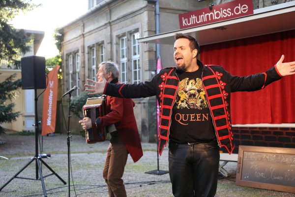 Leidenschaftlich wie das „Freddie-Original": Sänger Aaron Perry und Akkordeonist Roman Metzner. - © Alina Hetland