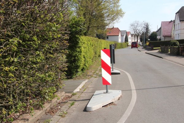 An dieser Stelle treffen die Schulkinder auf die Straße „In der Bülte", wenn sie von ihren Eltern zum Bringplatz hinter der Tankstelle an der Stauffenbergstraße gebracht worden sind. Dieser soll nach den Sommerferien eingerichtet werden. - © Cordula Gröne