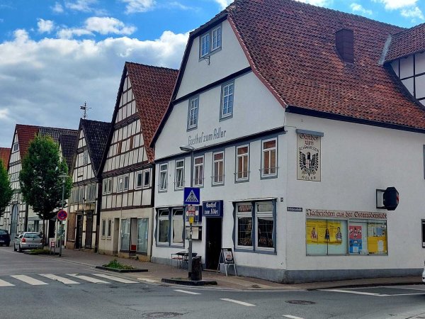 Es wird öfter laut: In Lügdes Altstadt hat es zuletzt vermehrt Beschwerden wegen Ruhestörung und Schlägereien vor der Gaststätte zum Adler gegeben. Alle Beteiligten wollen die angespannte Stimmung gerne aus der Welt schaffen. - © Janet König