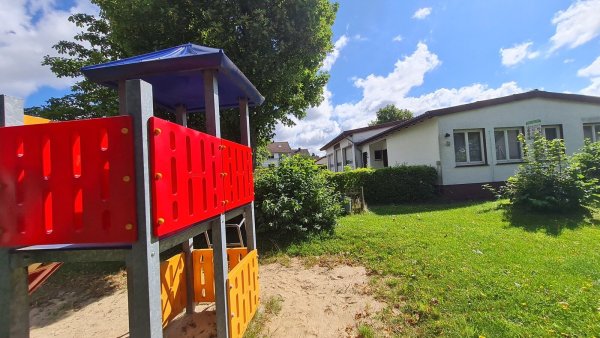 Damit hier ein neues, größeres Feuerwehrgerätehaus entstehen kann, muss der Kinderspielplatz auf der Ecke weichen. Doch die Stadt will mit Hilfe der Kirchengemeinde Cappel-Istrup jenseits der Landstraße Ersatz schaffen. - © Marianne Schwarzer