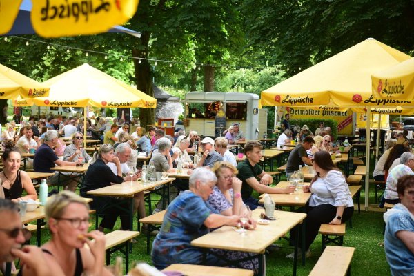 Alleine am Freitagabend schlendern rund 3500 Besucher durch den Abteigarten. Auch der Samstag war gut besucht. - © Nicole Ellerbrake