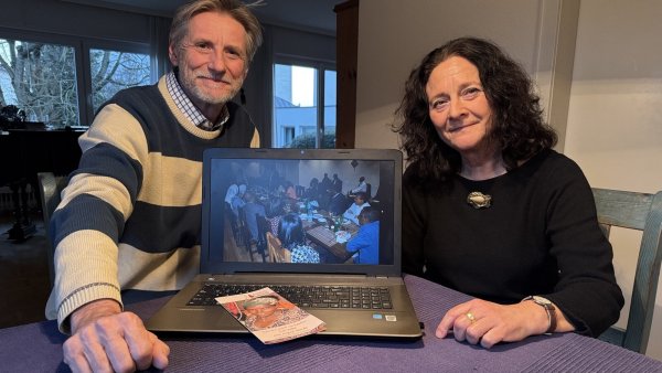 Olaf Steuernagel und Steffie Langenau zeigen auf dem Laptop ein Foto von einer Teambesprechung in Äthiopien zu dem neuen Projekt. - © Sven Kienscherf