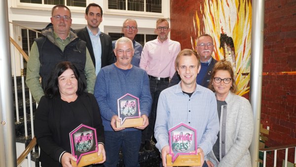 Die Vertreter der Fraktionen Jörg Eickmann (hinten von rechts, SPD), Daniel Herden (CDU), Klaus Dieter Meier (FWG) und Bürgermeister Torben Blome gratulieren den Preisträgern des Heimatpreises: Monique Henne (vorne von links) mit Egon Hasse (dahinter), Michael Macha sowie Niklas Gröne mit Monika Zenker-Kiel. - © Michaela Weiße