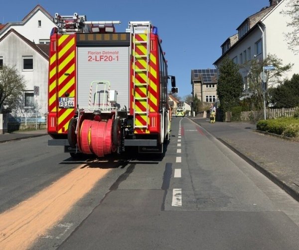 Diese Ölspur behinderte den Verkehr am Freitagnachmittag. - © Feuerwehr Detmold/Christopher Rieks