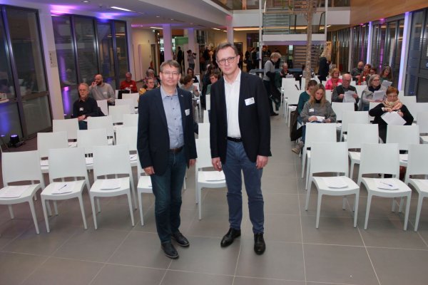 Der Chefarzt der Klinik für Neurologie und Neurogeriatrie am Klinikum Lippe, Professor Dr. med. Christoph Redecker, und Professor Dr.-Ing. Volker Lohweg, Leiter des Instituts für industrielle Informationstechnik (inIT), freuen sich über das Parkinson-Netz OWL. - © TH OWL