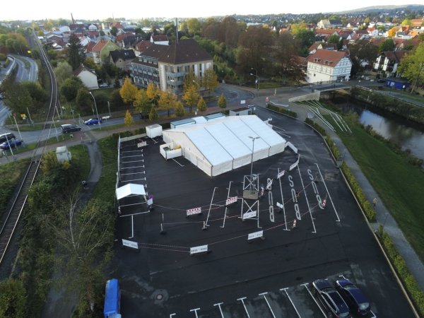 Im Testzentrum am Langenbrücker Tor werden per Drive-In-Prinzip Abstriche genommen. Ohne Termin darf allerdings niemand hinein. Bei Symptomen ist zunächst der Hausarzt aufzusuchen. - © Freitag TV