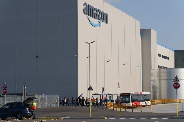 Die Linie 771 fährt nun die öffentliche Bushaltestelle auf dem Amazon-Gelände an. Gute Verbindungen sollen Mitarbeiter motivieren, mit dem ÖPNV zur Arbeit zu kommen. - © Jost Wolf