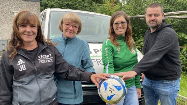 Jacqueline Bierbaum (SF Berlebeck-Heiligenkirchen, von links), Heike Junk (SF Oesterholz-K.), Deborah Zaus (TuS Eichholz-R.) und Ralph Hilgenhöner machen ihrem Ärger Luft. - © Sebastian Lucas