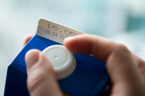 Eine große Mehrheit der Deutschen wären dazu bereit, Lebensmittel auch kurz vor dem Ablauf ihres Mindesthaltbarkeitsdatums zu kaufen. - © dpa