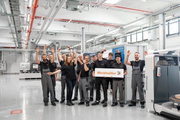 In der Produktion am Hauptstandort Detmold ist die Freude groß: Weidmüller erhält die Auszeichnung als "Successful Practice Unternehmen" für den Bereich globales Produktionsmanagement - © Weidmüller