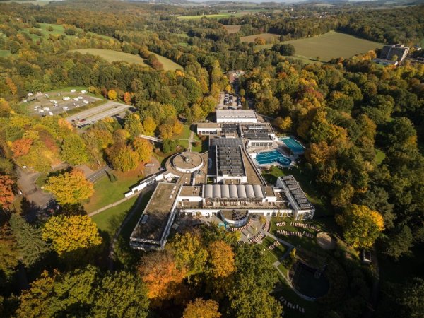 Die „VitaSol“-Therme aus der Vogelperspektive. Das neue Hotel soll auf einem Teil des Hauptparkplatzes (hinten) entstehen. Um den Verlust der Stellflächen auszugleichen, soll ein zusätzliches Parkdeck auf der Flachsheide (links im Bild) errichtet werden. Die Grenze zum Wohnmobilhafen wird als Sichtschutz begrünt. - © VitaSol-Therme