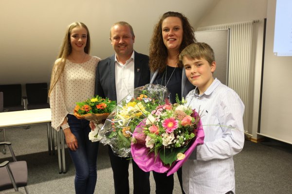 Die ganze Familie im Schlepptau: Tochter Inga, Bürgermeister Mario Hecker, seine Frau Melanie und Sohn Silas sind nach der langen Auszählung glücklich über das klare Ergebnis. - © Janet König