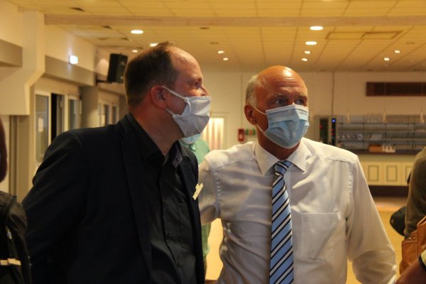Beinah ungläubig geht der Blick von Christoph Dolle (SPD) zum amtierenden Bürgermeister Klaus Gleise. Mit der letzten Schnellmeldung verfehlt der 44-Jährige knapp die Mehrheit und muss bei der Stichwahl erneut antreten. - © Seda Hagemann