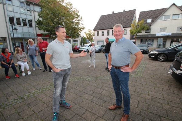 Hat die meisten Stimmen auf sich vereinigt: Frank Meier (rechts, mit Stefan Korbach), Bürgermeisterkandidat der Wählergruppe "Zukunft Extertal", am Wahlabend auf dem Rathausplatz. - © Jens Rademacher