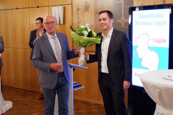 Der amtierende Bürgermeister Heinz Reker gratuliert Torben Blome zum Wahlsieg. Auch bei der Zusammensetzung des Rates wird sich künftig einiges ändern. - © Lorraine Brinkmann