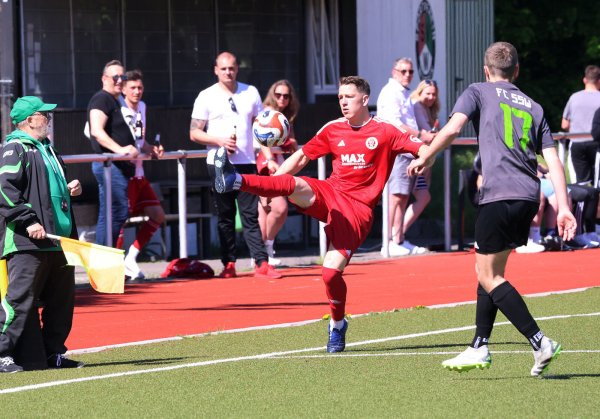 Wüstens Anton Kibysh bringt den Ball gegen Roman Wattenberg vom FCSSW unter Kontrolle. - © Paul Cohen
