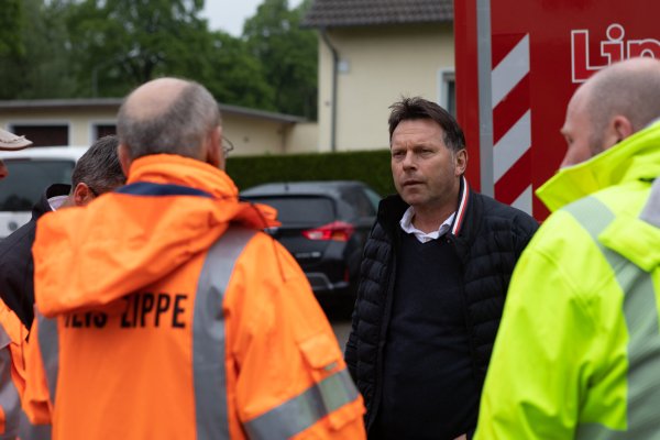 Bürgermeister Frank Hilker sichert Sofortmaßnahmen für Klüt zu, nachdem mit dem Kreis und der Landwirtschaftskammer Ursachenforschung zu den Starkregen-Schäden betrieben worden ist. Mittelfristig sollen auch mehr Ranturierungen am Klüter Bach folgen sowie ein Werben für besseren Versicherungsschutz von Bewohnern in potenziell gefährdeten Bereichen. - © Torben Gocke