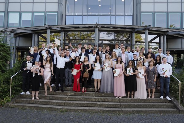 42 Abiturienten erhielten am Dietrich-Bonhöfer-Berufskolleg ihre Zeugnisse. - © DB-Berufskolleg