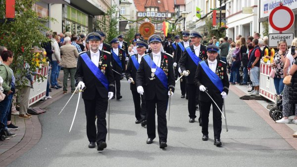 Werden auch Frauen im nächsten Jahr beim Blomberger Schützenfest mitmarschieren? Darüber entscheiden die Schützen am Freitag in einer außerordentlichen Mitgliederversammlung. Oberst Peter Begemann (Mitte) steht der Aufnahme von Frauen im Verein positiv gegenüber. - © Archivfoto: Nicole Ellerbrake