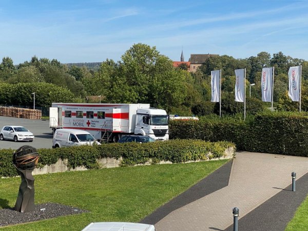 Der Lastwagen des DRK-Blutspendedienstes steht im Innenhof der SynFlex Elektro GmbH in Blomberg. - © SynFlex Elektro GmbH