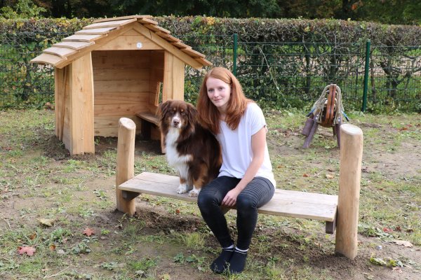 Dauergast in der Johanniter-Kita „Gipfelstürmer: Tabea Langer mit ihrem Therapiehund „Bailey". - © Johanniter Lippe-Höxter