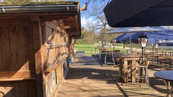 Der Paulaner Biergarten ist derzeit geschlossen. Ob er nächstes Jahr wieder öffnen kann, steht noch nicht fest. - © Sven Kienscherf