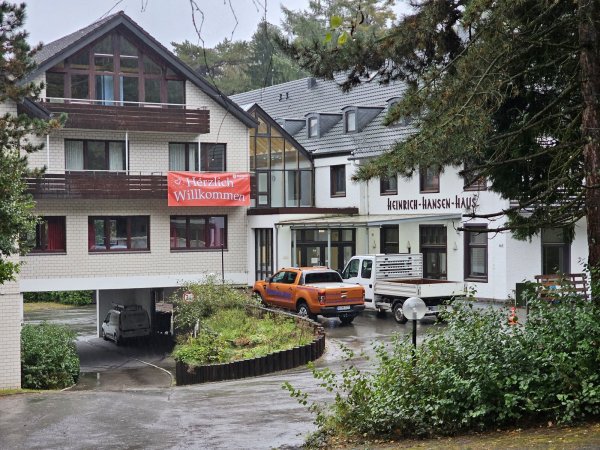 Im Heinrich-Hansen-Haus wird gearbeitet, in der ersten Novemberwoche sollen bis 128 Geflüchtete untergebracht werden. Bis Jahresende strebt die Bezirksregierung die Maximalbelegung von 300 an. - © Astrid Sewing