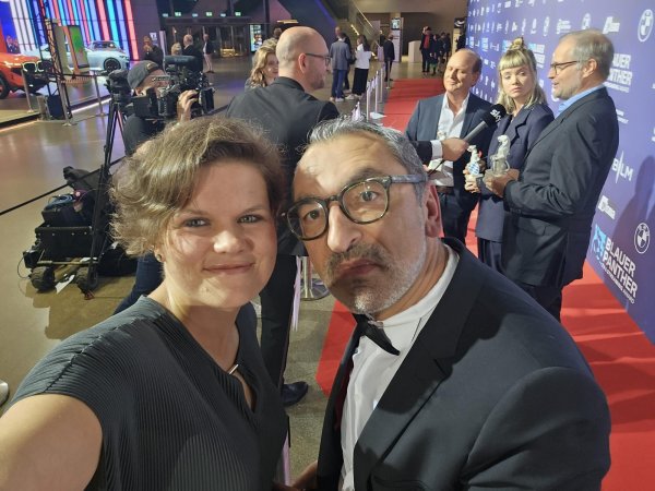 Besuch auf dem Roten Teppich: Janet König und Erol Kamisli waren tragende Säulen in der jetzt prämierten Dokumentation "Die Kinder von Lügde - alle haben weggesehen". Im Hintergrund die Macher der Spiegel-TV-Produktion, die im ZDF ausgestrahlt wurde. - © Janet König