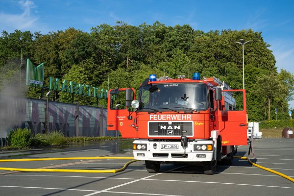Lang geplant war die Feuerwehrübung am Marktkauf in Barntrup. Diese wurde aber jäh wegen eines echten Einsatzes abgebrochen. - © Freitag TV
