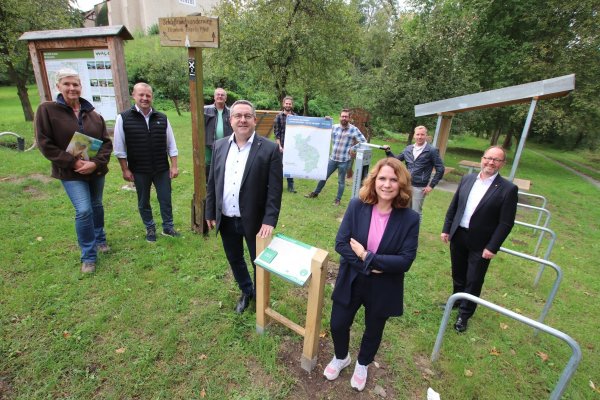 Infotafeln, überdachte Sitzbänke, Fahrradreparaturstation und mehr: Birgit Knopfe (Firma Eggersmann), Bürgermeister Mario Hecker, Frank Wilhelmi (Garten- und Landschaftsbau), Landrat Dr. Axel Lehmann, Janosch Sowa, Daniel Telaar (beide Naturschutzbehörde Kreis Lippe), Katharina Neubert (OWL GmbH), Projektkoordinator Matthias Beckmann und Landesverbandsvorsteher Jörg Düning-Gast (von links) freuen sich über den neuen Rast-Info-Punkt in Varenholz. - © Kreis Lippe