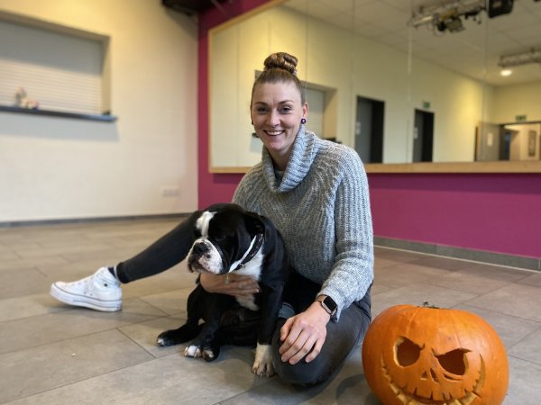 Ein neues Doppel im Jugendzentrum in Schwalenberg: Sozialpädagogin Astrid Pyttlik mit ihrer 6,5 Monate alten Continental Bulddogg „Hermann“ freuen sich auf Besuch. Foto: Maren Brettmeier - © Maren Brettmeier