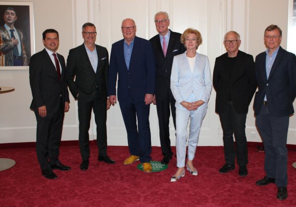 Der Vorstand der Theaterfreunde Detmold (v.l.): Andreas Totz (2. Vorsitzender), Stefan Lüersen (Schatzmeister), Ralf Freitag (Öffentlichkeitsarbeit), Jürgen Wannhoff (1. Vorsitzender), Dr. Beate Schütz (Geschäftsführerin und 2. Vorsitzende), Michael Dahl und Stephan Prinz zur Lippe. - © Theaterfreunde Detmold