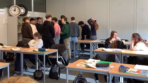 Die Jugendlichen verbringen auch die Pausen ohne einen Blick aufs Smartphone. - © Jennifer Paul