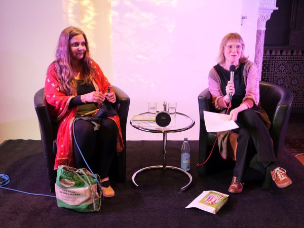 Lesung mit Autorin Mithu Sanyal im Haus Münsterberg: Marlen Dettmer (rechts) befragt die Autorin zu ihrem Roman "Antichristie". - © Thomas Krügler
