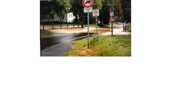Starkregen in Hörste überschwemmt eine Straße. - © FWG-BBL Lage