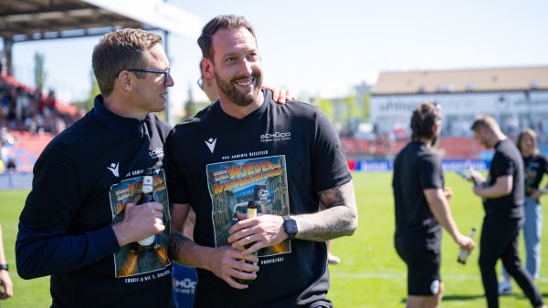 Am 11. Mai dieses Jahres feierten Trainer Mitch Kniat (r.) und Sport-Geschäftsführer Michael Mutzel mit Arminia Bielefeld in Unterhaching den Aufstieg in die 2. Liga. - © Teresa Kroeger/RHR-FOTO