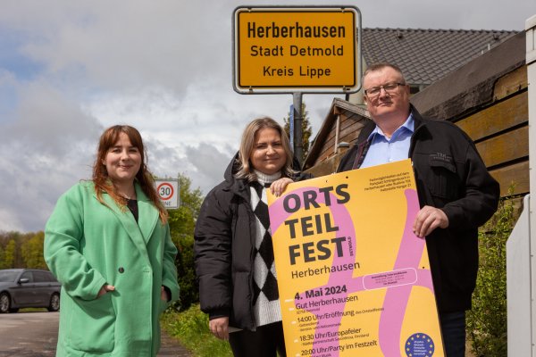 Kathrin Prill, Koordinatorin für das Ehrenamt bei der Stadt Detmold (von links), Kristina Bogomolov (Haus der Kirche) und Ortsbürgermeister Andreas Rempel freuen sich schon auf das zweite Detmolder Ortsteilfest. Gemeinsam mit vielen Vereinen, Organisationen und Gruppen aus Herberhausen und anderen Teilen der Stadt haben sie ein vielseitiges Programm auf die Beine gestellt. - © Torben Gocke