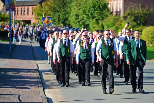 Mit einem Festumzug durch Bega feiern die Musikfreunde Schwelentrup ihr 50-jähriges Bestehen. - © Nicole Ellerbrake