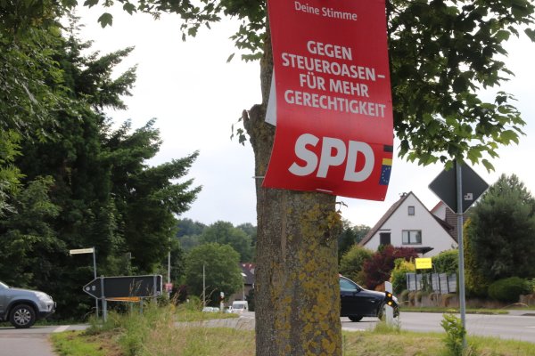 Plakate aller Art an Bäumen sind in Oerlinghausen nicht mehr erlaubt. Dieses Exemplar hängt eine Woche nach der Europa-Wahl noch an der Detmolder Straße. Foto: Knut Dinter - © Knut Dinter
