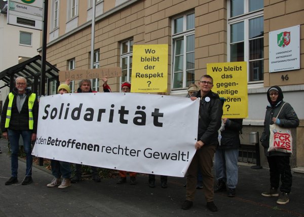 Während vor dem Amtsgericht Detmold ein Prozess gegen zwei bekannte Rechtsextreme aus Lippe sowie zwei ihrer Kumpels läuft, demonstrieren knapp zehn Menschen vor dem Gerichtsgebäude für Betroffene rechter Gewalt. - © Janet König