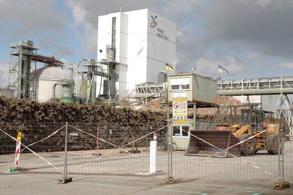 Ab Neujahr gehört das Glunz-Heizkraftwerk einer Tochterfirma der B+T Group in Papenburg. Damit sind 25 Arbeitsplätze gesichert, Weitere werden hinzukommen, wenn die Anlage zur Klärschlammtrocknung in Betrieb geht. - © Manfred Brinkmeier