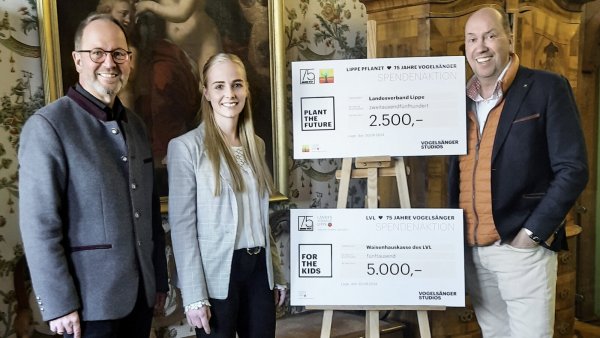 Kai Vogelsänger (r.) (Geschäftsführer Vogelsänger Studios GmbH & Co. KG)
überreicht dem Landesverbandsvorsteher Jörg Düning-Gast (l.) und Tanja Boer
(Verwaltung Waisenhauskasse) zwei Schecks über den gespendeten Geldbetrag für
„Lippe pflanzt“ und die Waisenhauskasse. - © LVL